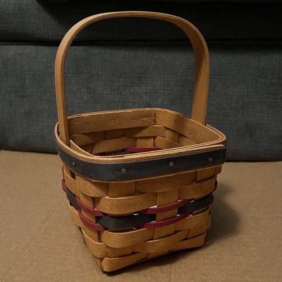 Small Longaberger Basket - Picture 2 of 4